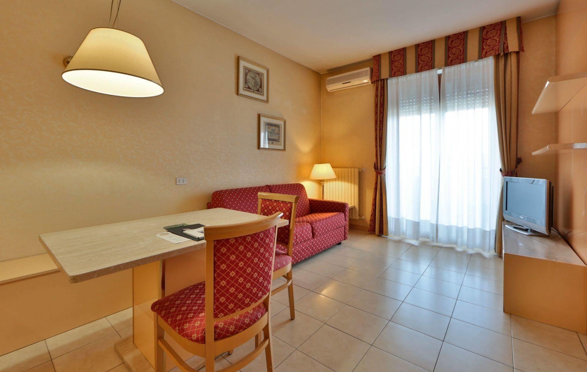 Unaway Hotel & Residence Quark Due Milano Екстериор снимка