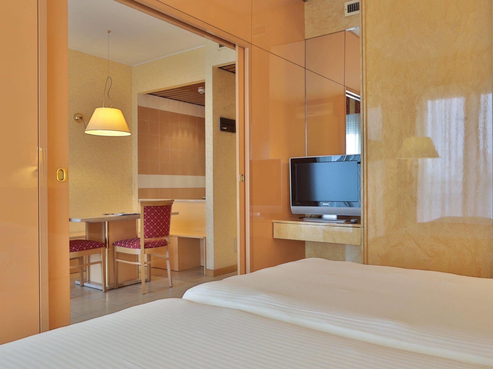 Unaway Hotel & Residence Quark Due Milano Екстериор снимка